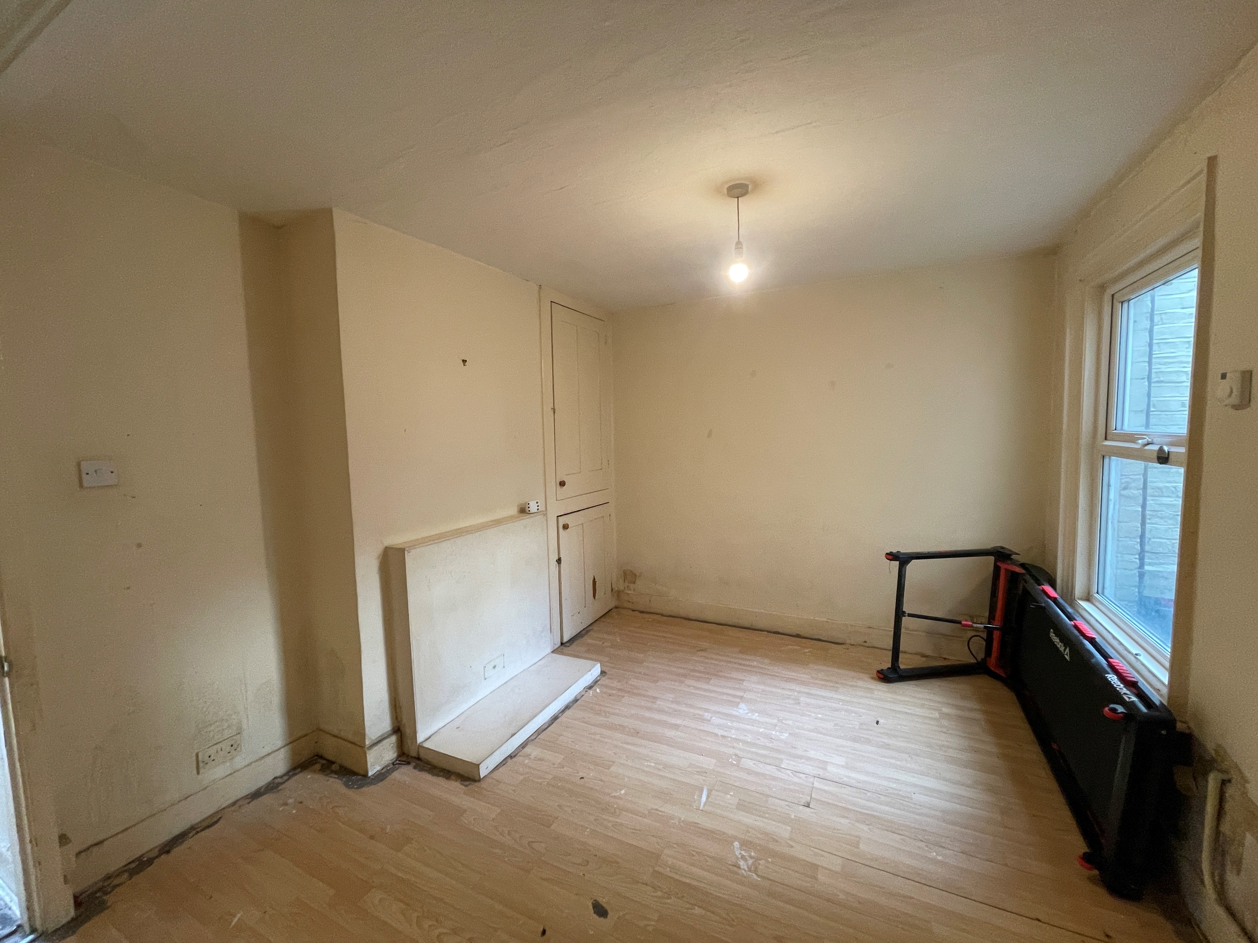Lot: 92 - THREE-BEDROOM TERRACED HOUSE WITH VIEWS - Three piece bathroom suite